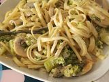 Tallarines con brócoli y champiñones en nata líquida