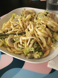 Una foto de Tallarines con brócoli y champiñones en nata líquida