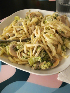 Una foto de Tallarines con brócoli y champiñones en nata líquida