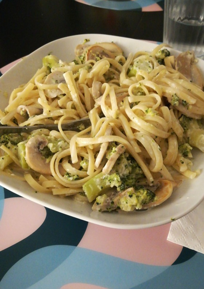 Una foto de Tallarines con brócoli y champiñones en nata líquida
