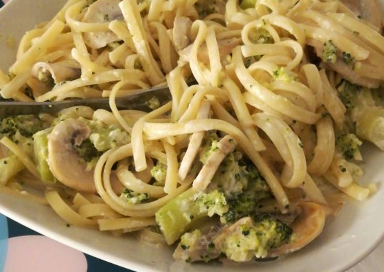 Tallarines con brócoli y champiñones en nata líquida
