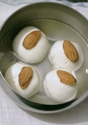 स्पंज रसगुल्ले (sponge rasgulla recipe in Hindi) रेसिपी मुख्य फोटो