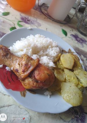 Una foto de Pollo al horno con papas al horno y arroz frito😋