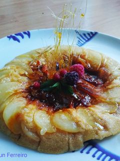 Una foto de Tarta tatín de pera sin horno