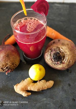 चुकंदर गाजर का जूस (chukandar gajar ka juice recipe in Hindi) रेसिपी मुख्य फोटो