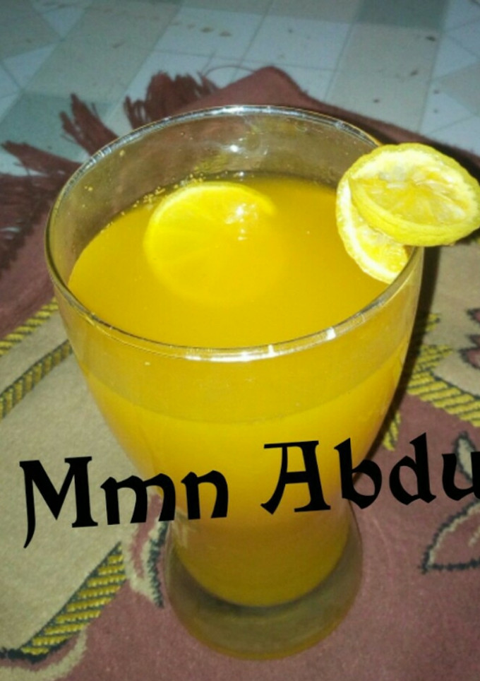 A picture of Ginger and lemon juice.