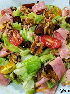 Una foto de Ensalada de pavo y kiwi