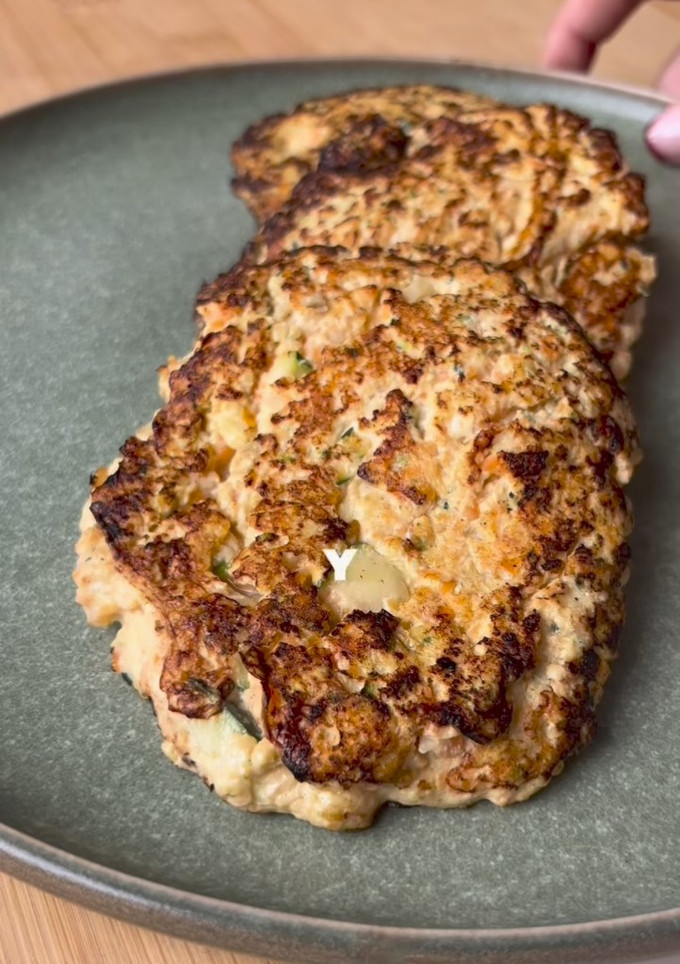Una foto de Hamburguesa de pollo y verduras
