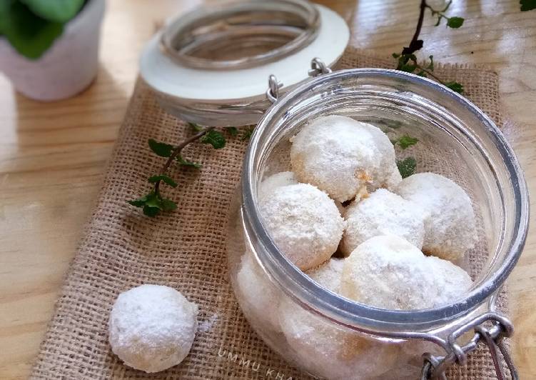 Resep Kue Putri Salju Almond oleh Dina "Ummu Khal Kitchen" - Cookpad