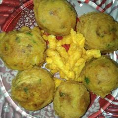 A picture of Potato pakoray bombs.
