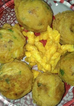 A picture of Potato pakoray bombs.