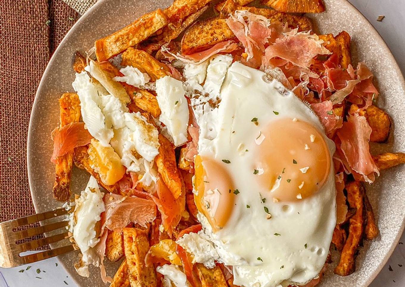 Huevos rotos de batata con jamón