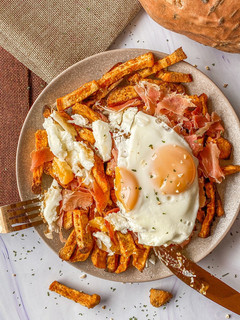 Una foto de Huevos rotos de batata con jamón