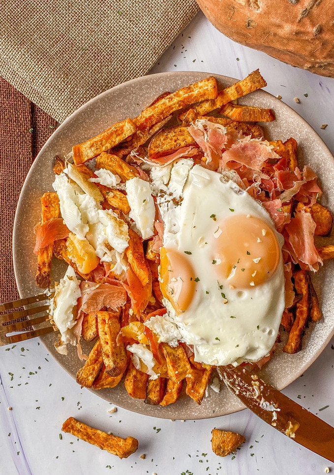 Una foto de Huevos rotos de batata con jamón