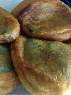A picture of Chiles poblanos rellenos de queso con epazote.