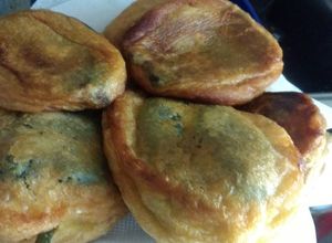 Una foto de Chiles poblanos rellenos de queso con epazote
