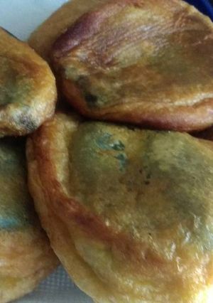 Una foto de Chiles poblanos rellenos de queso con epazote