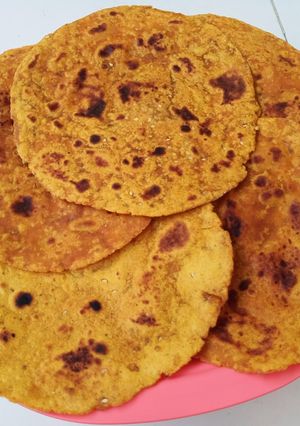 મસાલા ભાખરી(masala bhakhri recipe in Gujarati) રેસીપી મુખ્ય ફોટો
