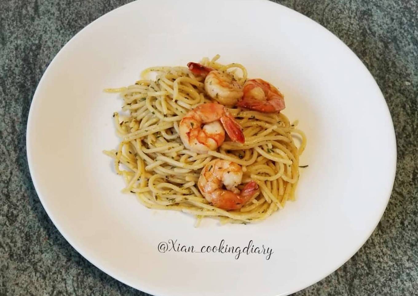 Spaghetti with garlic oil shrimp