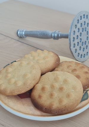 Una foto de Galletitas básicas de vainilla, modelo "pisa papa" ☺️