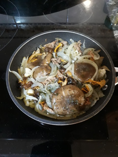 Una foto de Ensalada tibia de cebolla y setas variadas