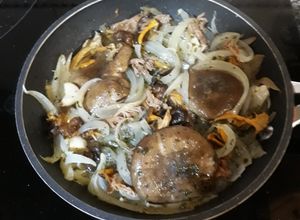 Foto principal de Ensalada tibia de cebolla y setas variadas