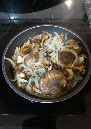 Una foto de Ensalada tibia de cebolla y setas variadas