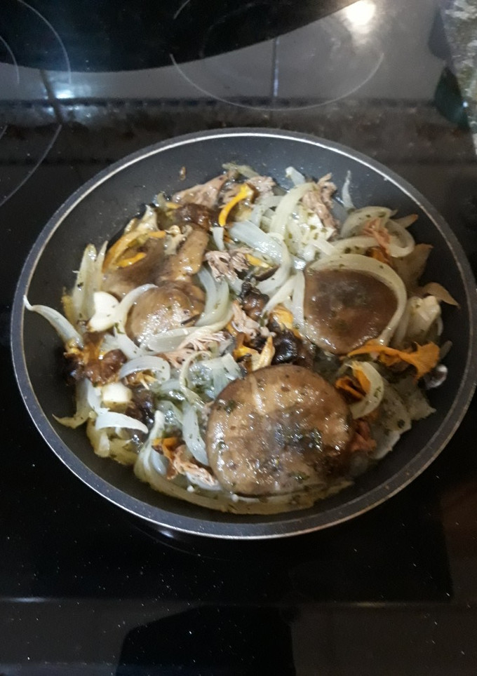 Una foto de Ensalada tibia de cebolla y setas variadas