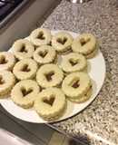Galletas simples rellenas de manjar con un glaseado de vainilla