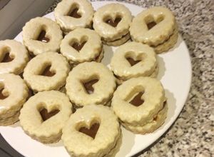 Una foto de Galletas simples rellenas de manjar con un glaseado de vainilla