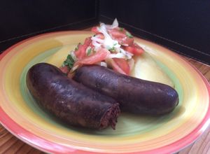 Una foto de Prietas con papas cocidas y ensalada a la chilena