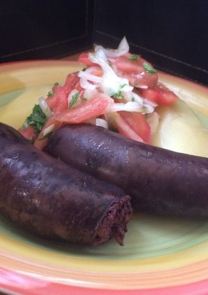 Una foto de Prietas con papas cocidas y ensalada a la chilena
