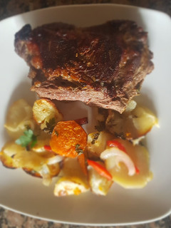 Una foto de Carne al horno, con salsa de mostaza y guarnición de papa y bon