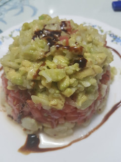 Una foto de Tartar de Bacalao con Aguacate y Tomate