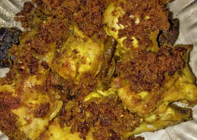 Ayam goreng spesial bumbu padang