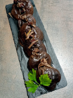 Una foto de Setas shiitake al vino tinto con taquitos ibéricos
