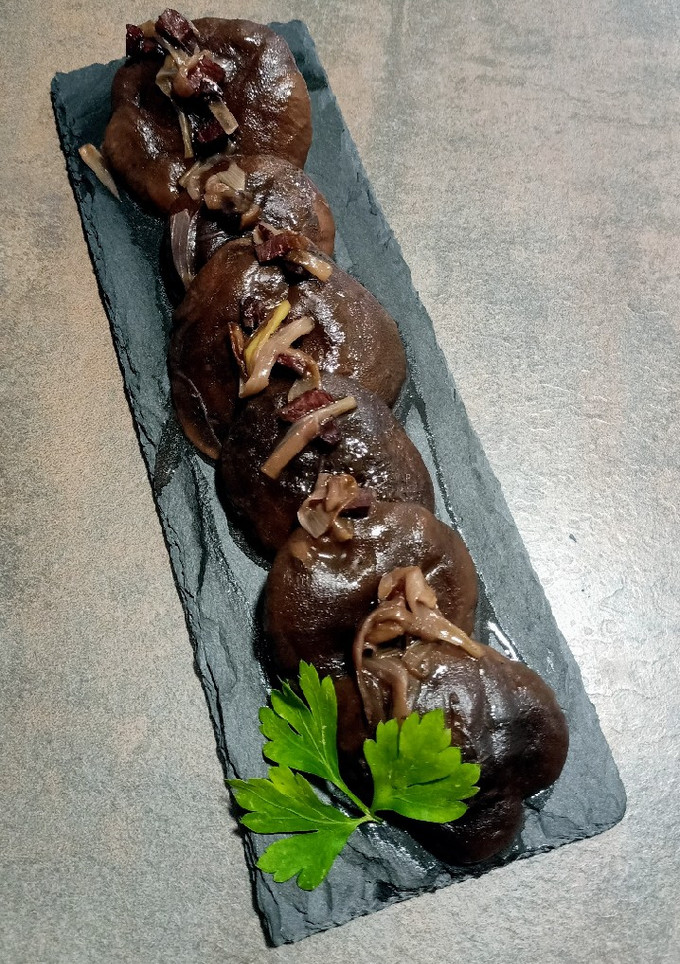 Una foto de Setas shiitake al vino tinto con taquitos ibéricos