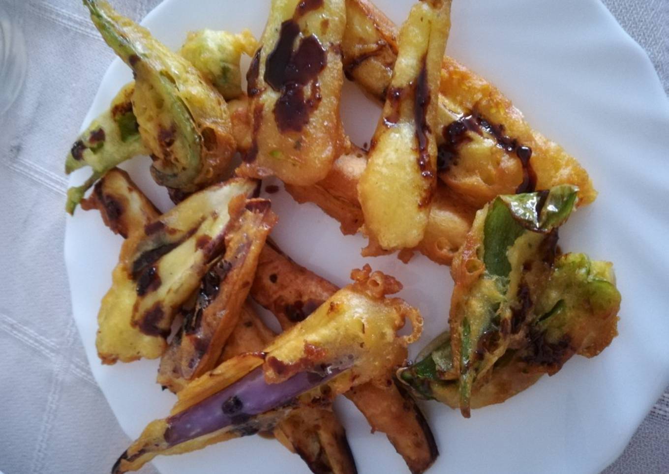 Berenjena, calabacín y pimiento verde en tempura de cerveza