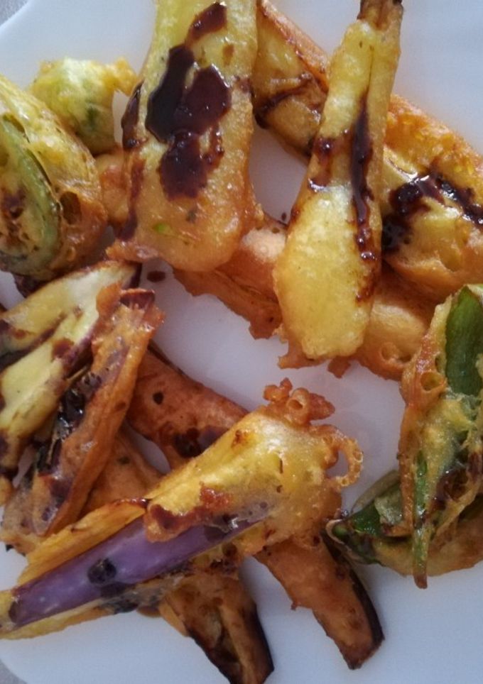 Una foto de Berenjena, calabacín y pimiento verde en tempura de cerveza