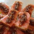 Maxi Canapés de Salmón Ahumado y Cebolla Caramelizada