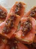 Maxi Canapés de Salmón Ahumado y Cebolla Caramelizada