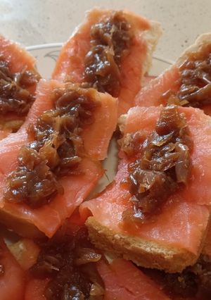 Una foto de Maxi Canapés de Salmón Ahumado y Cebolla Caramelizada