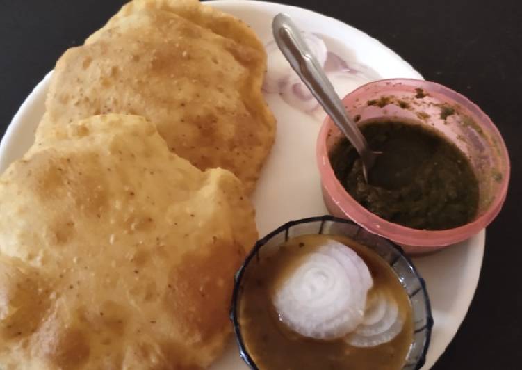 Stuffed bhatura with chana