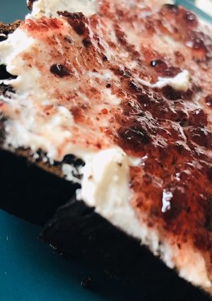 Una foto de Cheesecake de algarroba integral