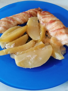 Baconbe tekert csirkemell krumplival recept fotója