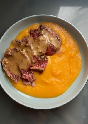 Une photo de Tournedos de bœuf avec purée de patates douces