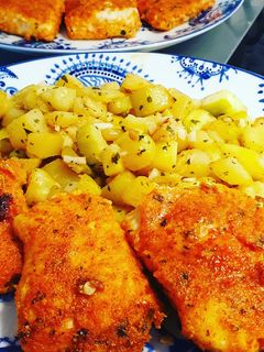 Una foto de Merluza frita en mantequilla con costra de pimentón picante