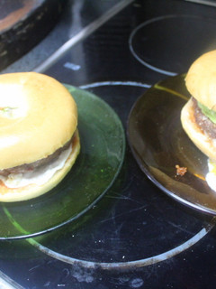 Una foto de Baguels de hamburguesa con huevo frito
