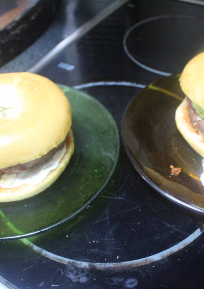 Una foto de Baguels de hamburguesa con huevo frito