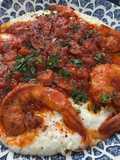 Camarões ao molho picante com puré cremoso